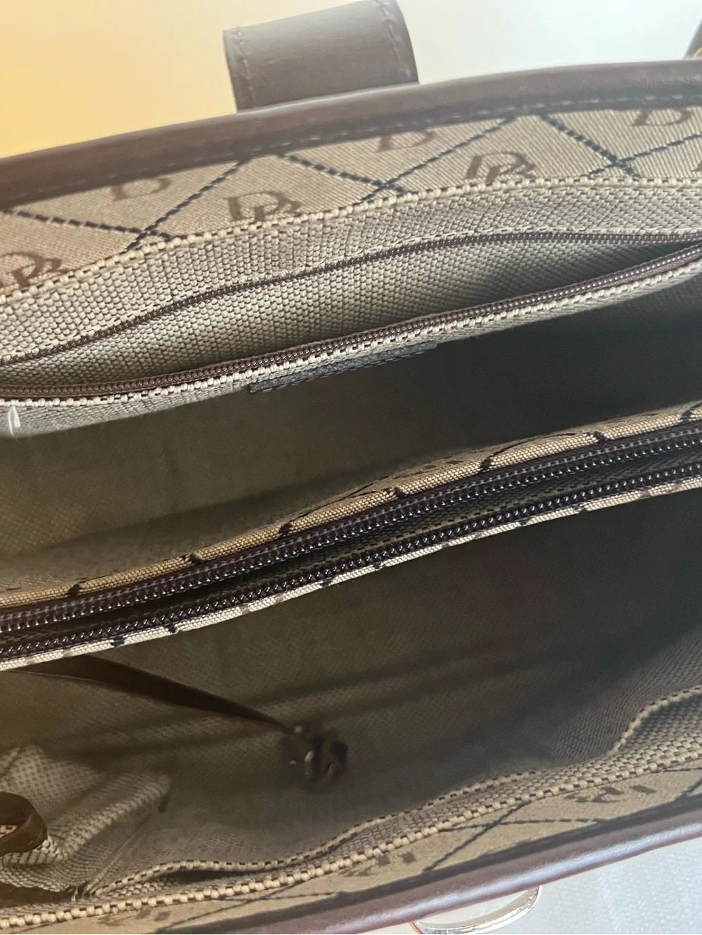 Dooney & Bourke structured dooney